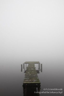 Pomost nad jeziorem we mgle