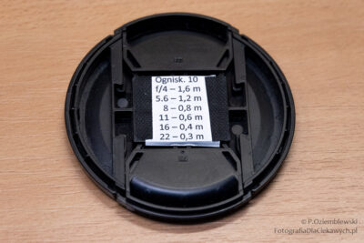 Ściąga z hiperfokalnej na dekielku od obiektywu