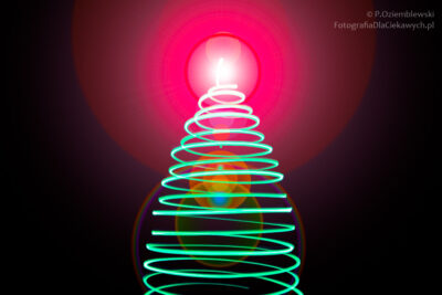 Światłem wymalowana choinka