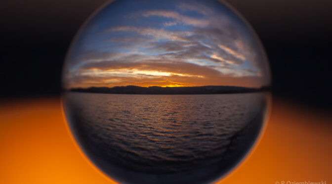 Szklana kula i świt nad jeziorem Chodzieskim