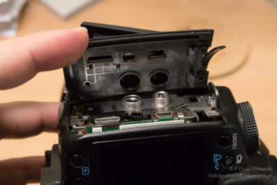 Odkręcenie trzech śrub umożliwia demontaż bocznej osłony aparatu i wymianę klapki