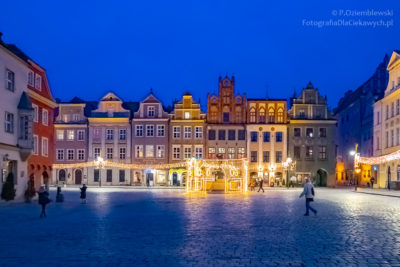 Rynek w Poznaniu sfotografowany o błękitnej godzinie