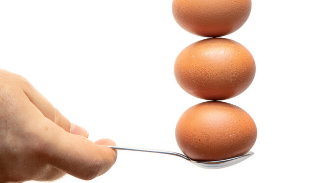 Ile utrzymasz jaj na łyżce? – przepis na zdjęcie z piramidą jaj
