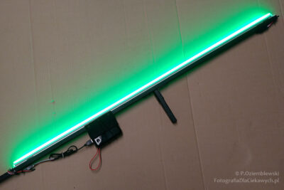 Efekt świecenia listwy LED przy świetle o jednej barwie wszystkich diod
