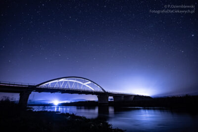 Zdjęcie nocnego nieba nad mostem