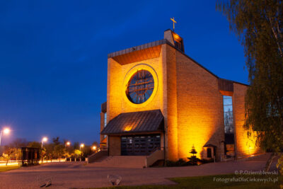 Niebieska godzina - Niebieskie niebo na zdjęciu iluminacji kościoła
