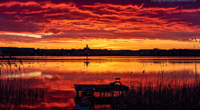 Niesamowity zachód słońca nad jeziorem w Chodzieży