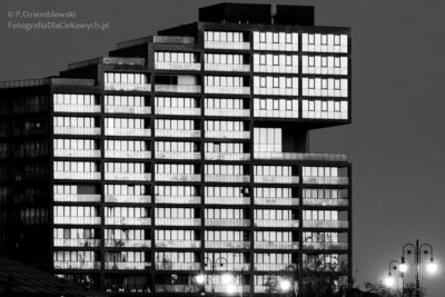 Poziome i pionowe stworzone przez konstrukcję budynku.