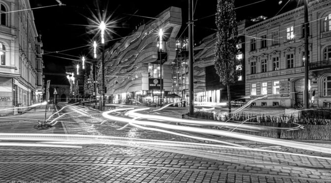 Poznań nocą — zdjęcie czarno-białe