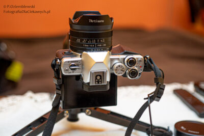 Aparat skierowany do góry.