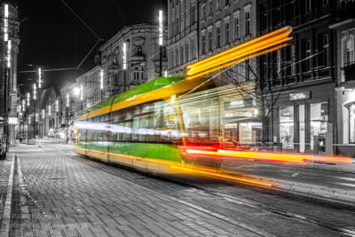 Smugi świateł od pojazdów - Poznań