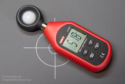 Luksomierz na tle szarej karty fotograficznej