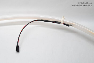 Taśma LED umieszczona w rurkach