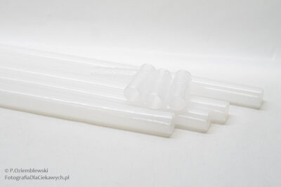 Mleczne rurki z łącznikami do stworzenia okręgu