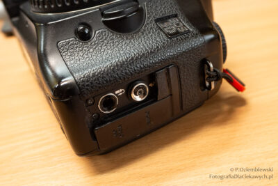 Aparat ze zniszczoną gumową osłoną gniazd.