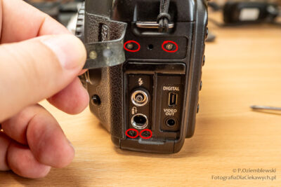 Oznaczone śrubki do odkręcenia w obrębie osłony gniazd.