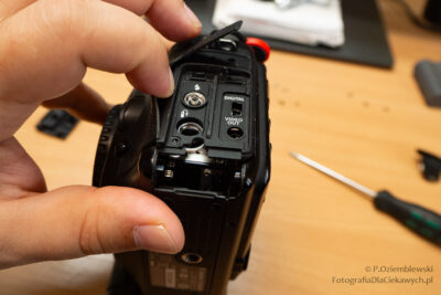 Gotowa do wyjęcia osłona gniazd.