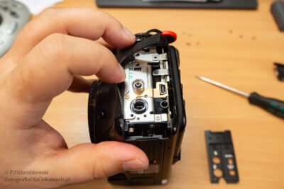 Tak wygląda aparat z wyjętą osłoną gniazd.