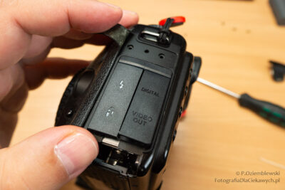 Nowe klapki zamocowane i aparat gotowy do skręcenia w całość.