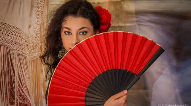 Jak fotografować taniec bez lampy błyskowej w ciemnym wnętrzu?