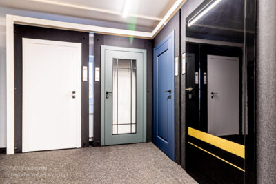 Zielony refleks świetlny przechodzący przez obszary o różnej jasności i barwie