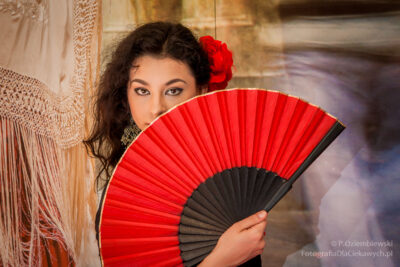 Linie krzywe — stworzone przez wachlarz trzymany przez tancerkę.