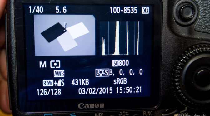 Czym różni się kompensacja ekspozycji od zmiany przysłony lub czasu?