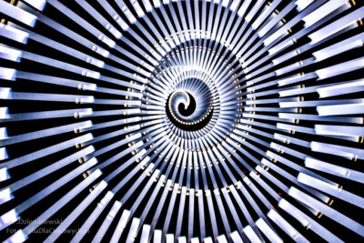 Spirala utworzona przez ślad świetlny.