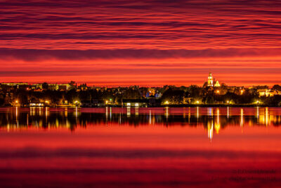 Linie prowadzące poziome stworzone przez warstwy podświetlonych chmur.