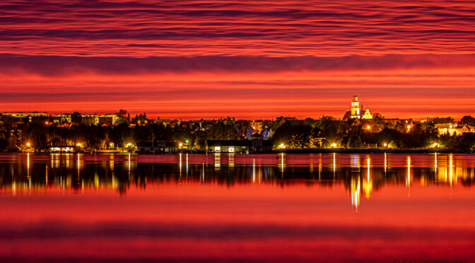 Linie prowadzące poziome stworzone przez warstwy podświetlonych chmur.