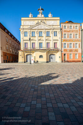 Kadr pionowy, który nie wymaga prostowania budynku.