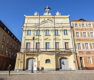 Siatka do prostowania budynków rozciągnięta na budynku