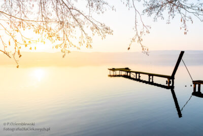 Zdjęcie pod słońce — pomost nad jeziorem