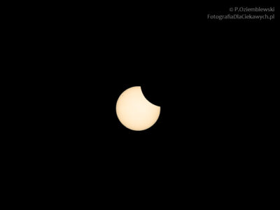 Częściowe zaćmienie słońca przez - cały kadr