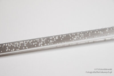 Zbliżenie na bąbelkowy pręt z pleksi.