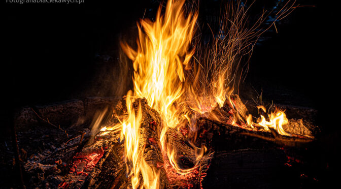 Jak fotografować ogień – poznaj najlepszy czas migawki