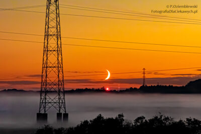 Księżyc jako element krajobrazu po zachodzie słońca.