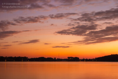 Niebo z gradientem barw od różowego przez żółty do pomarańczowego.
