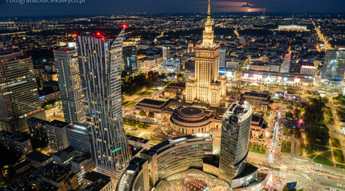 Nocne zdjęcia Warszawy z wysokości i z piorunami